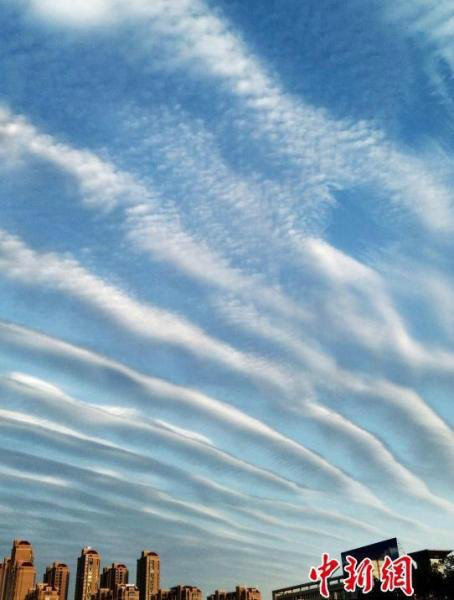 江西多地上空出现带状云 蔚为壮观(组图)
