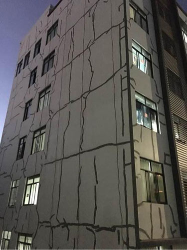 云南职校宿舍楼绷带缠身现裂纹