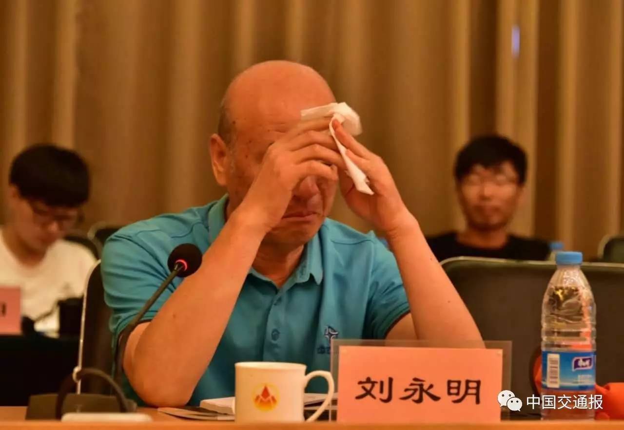 刘永明在讲述过程中潸然泪下.