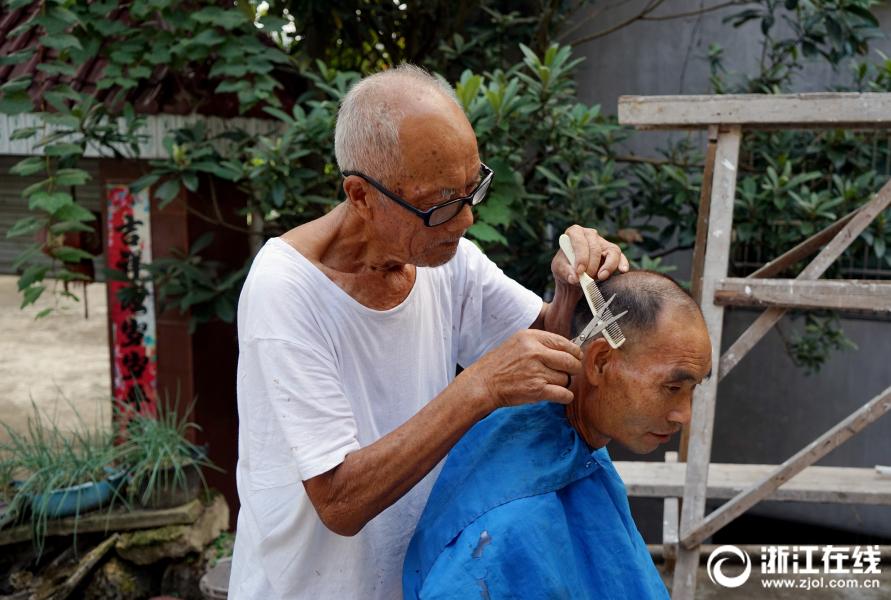 从1工分到3元钱 这位91岁老爷爷坚持理发68年