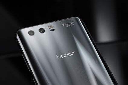 华为荣耀门店遭砸疑似友商醉酒业务员所为