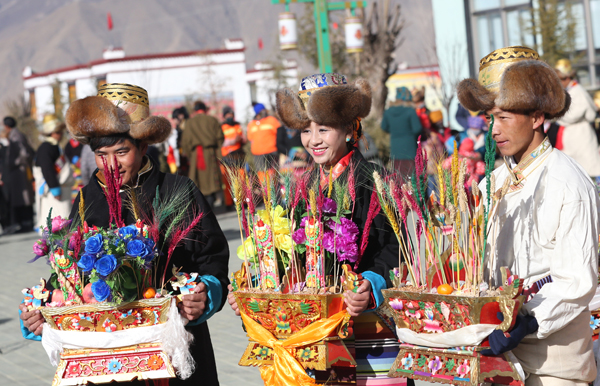 春节和藏历土狗新年初一,吉祥四季村的群众手捧吉祥"切玛"互相串门