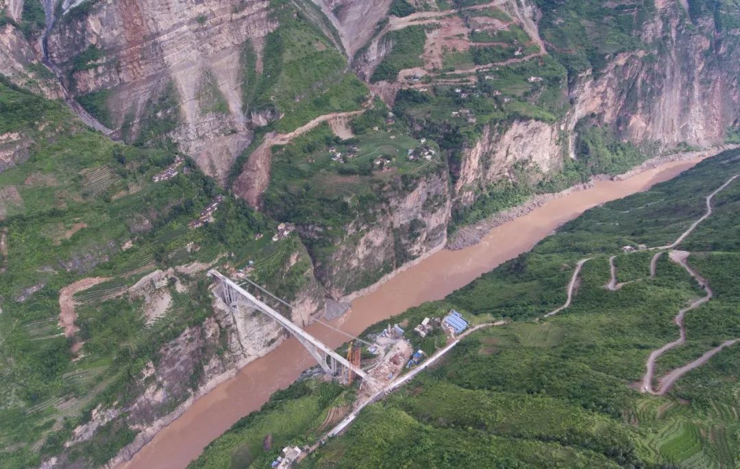 国内新闻有的携家带口兴奋地沿着大桥来回走, 还有的凭栏望着滚滚江水