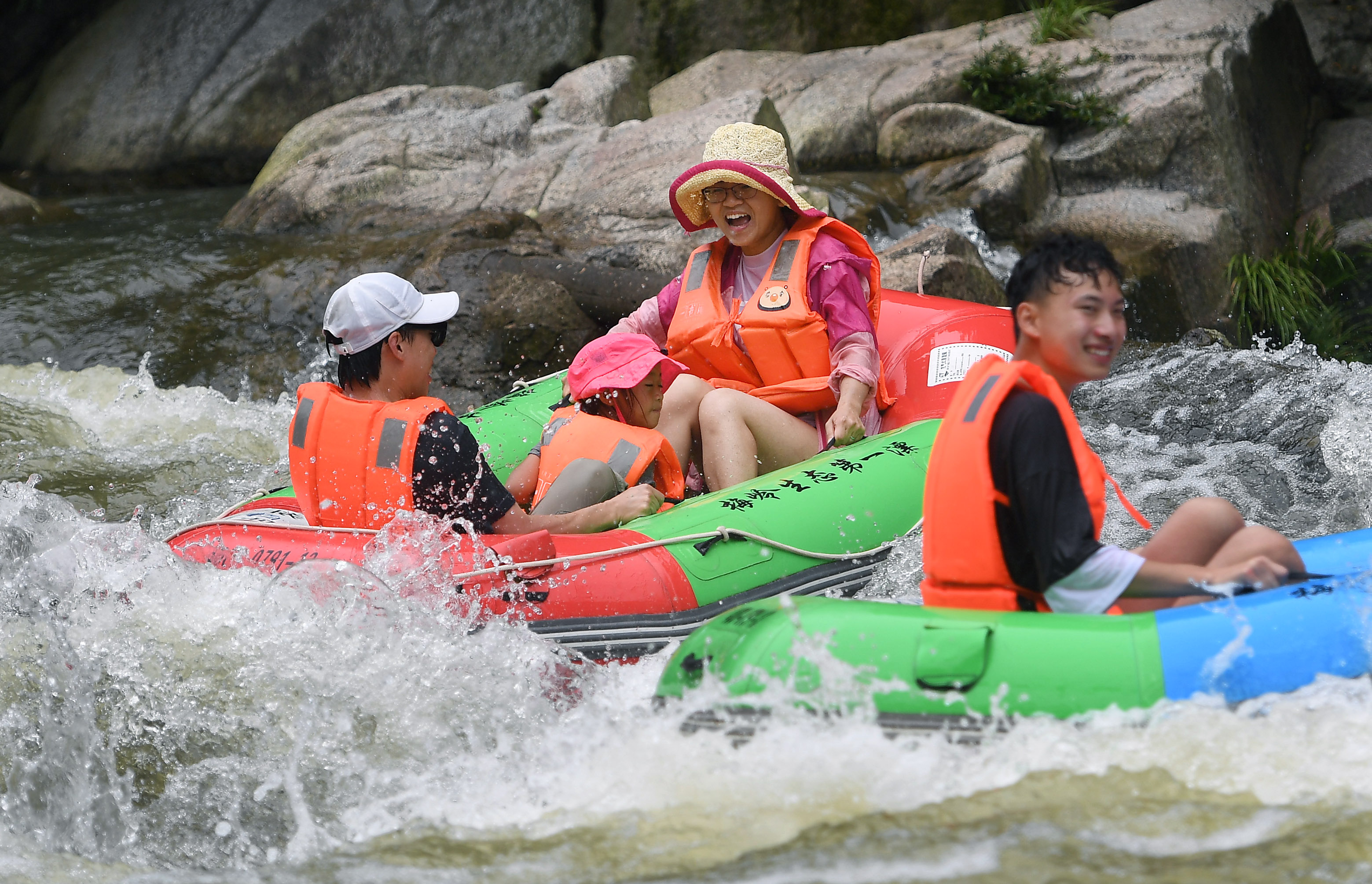 遊客在江西省南昌市灣裡區梅嶺生態漂流區體驗漂流(7月5日攝).