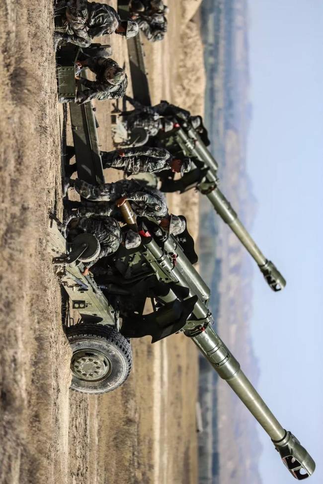 大漠戈壁炮兵群实弹射击大片震撼来袭