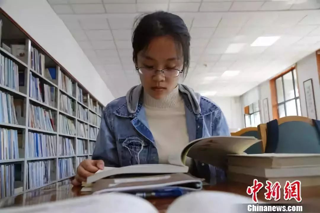 图为丁安琪在山东大学图书馆内读书.来源:中国新闻网(孙宏瑗 摄)