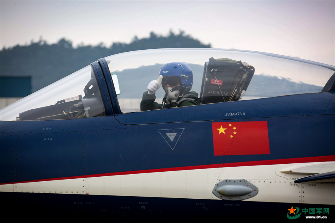 心系国旗 八一飞行表演队献礼空军成立69周年