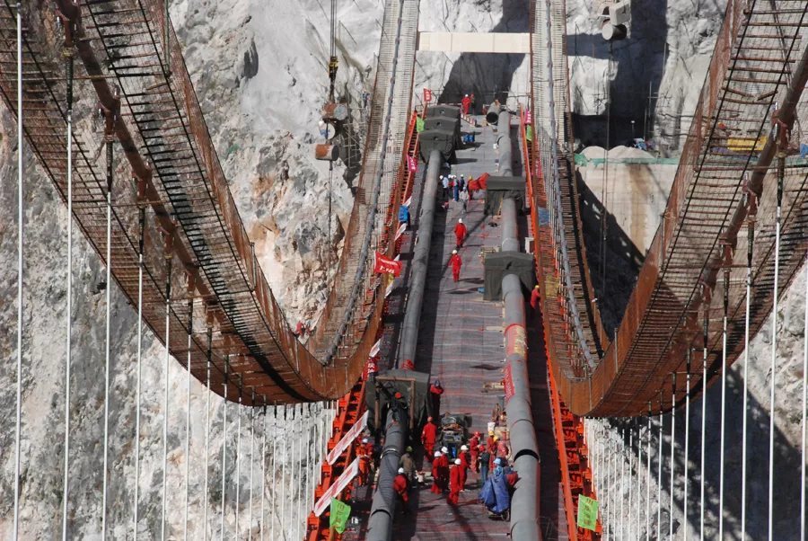 来源:中国铁物    建设中的中缅油气管道