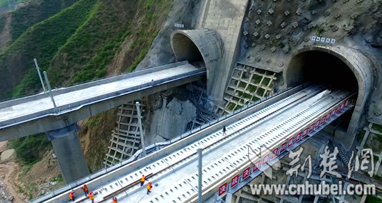 四公司攻克兰渝铁路高地应力软弱围岩特大断面隧道施工的世界性难题