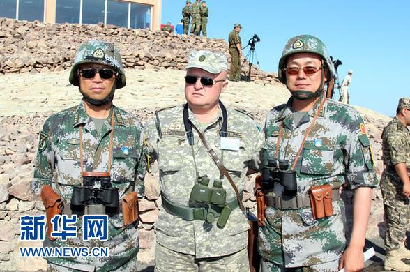 "和平使命---2012"演习结束后,吉尔吉斯斯坦陆军司令与中方优秀指挥员