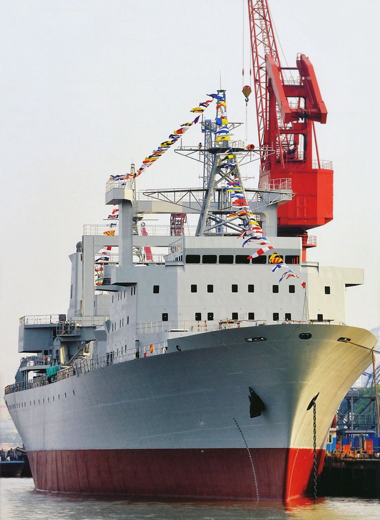 图为2013年入列的综合补给舰巢湖舰.