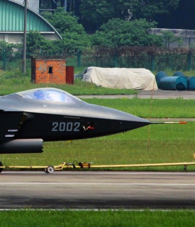 新版歼20首次涂隐身涂料 垂尾鸭翼均有变化