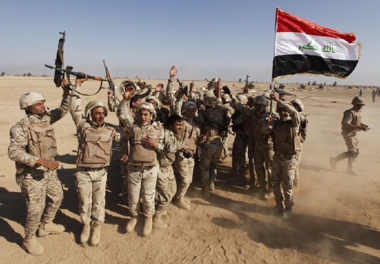 伊拉克军队炮兵部队进行实弹射击