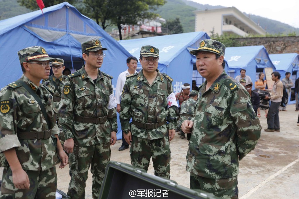 魯甸抗震救災一線中國軍人剪影