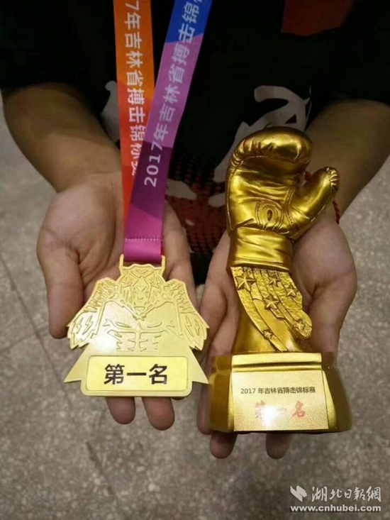 18岁散打冠军参加军训 即兴表演散打引围观