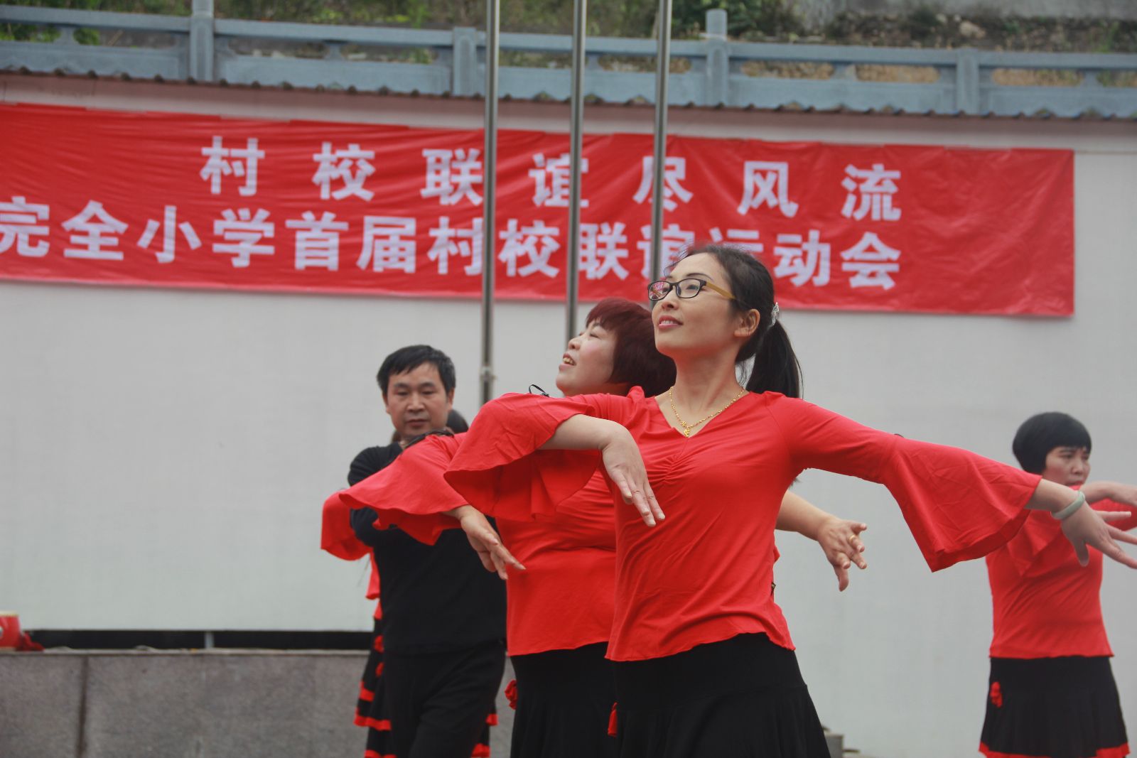 夷陵區黃花鎮小學教師舞蹈掠影