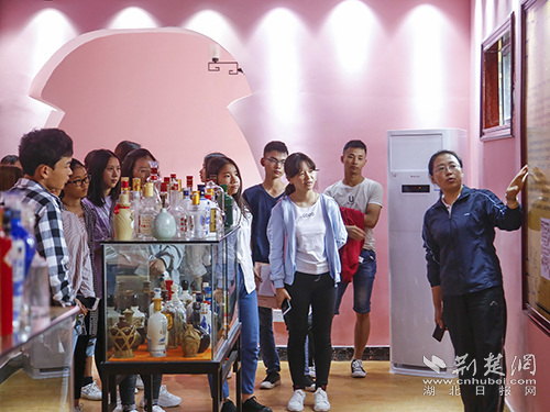 图为该校师生参观酒文化知识,酒瓶酒器和酒品展示区(通讯员 曹泽晨