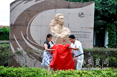 同时该校建设的吴运铎事迹陈列室对外