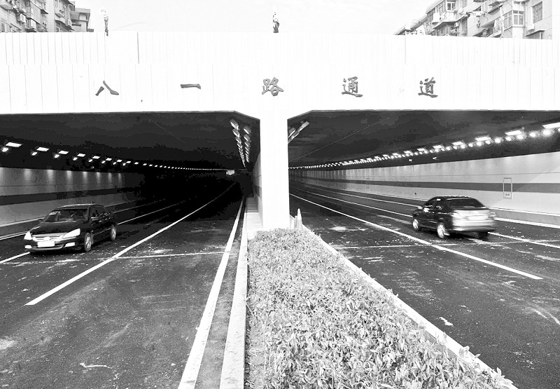 通讯员郭强 摄影:记者李辉昨日上午8:30,八一路武汉大学门前段,武汉市