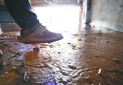 泥流涌入车库,记者深陷泥潭.