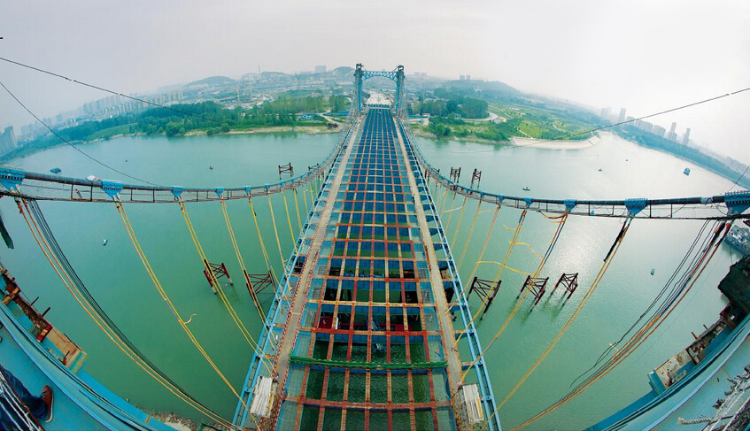 武汉江汉六桥完成吊索安装形如竖琴图