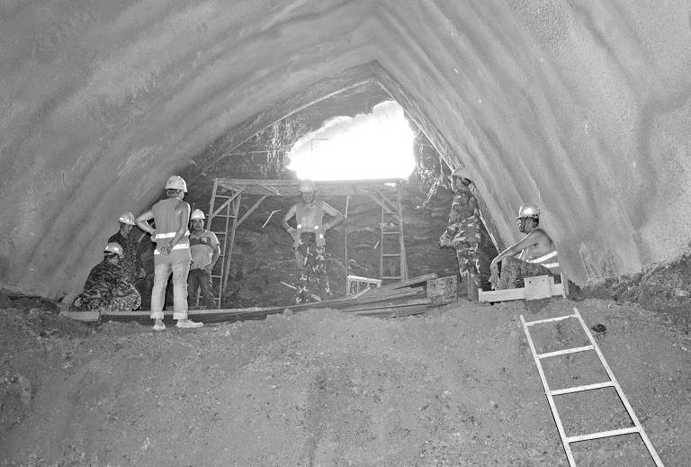 图为:东湖通道团山隧道中的小团山右线贯通