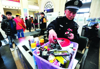 武漢三大火車站三天收繳千餘違禁品 髮膠指甲油等在列