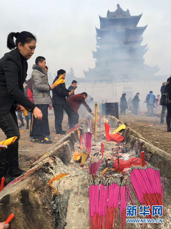 正月初五迎财神武汉归元寺十多万市民祈福组图