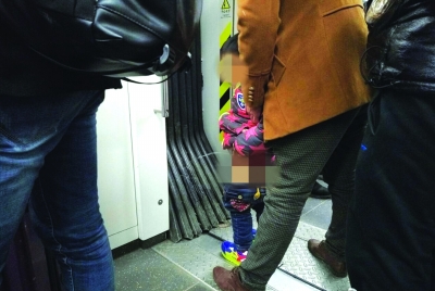 唐婕)昨天,微博上两张家长让小孩在2号线车厢随地小便的照片曝光后