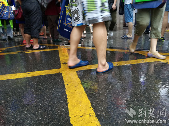 3万武汉中考考生冒雨看考场 市招办:遇大雨可提前进场
