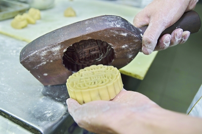 "非遗"五仁月饼备受青睐 武汉今年生产10万个已断货