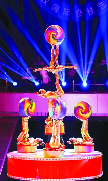 武汉魔术亮相国际杂技节 观众化身柯南"想太多"