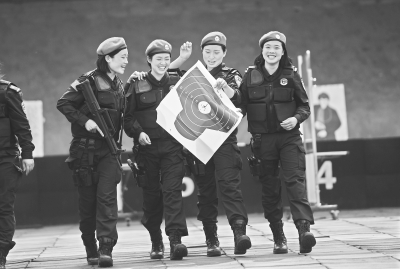 刚刚练习完射击的女子特警大队队员们 记者许魏巍 摄(信息来源:应后威