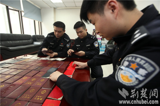 图为武汉铁路公安处民警正在清点查获的假铁路职工工作证等 (13)jpg