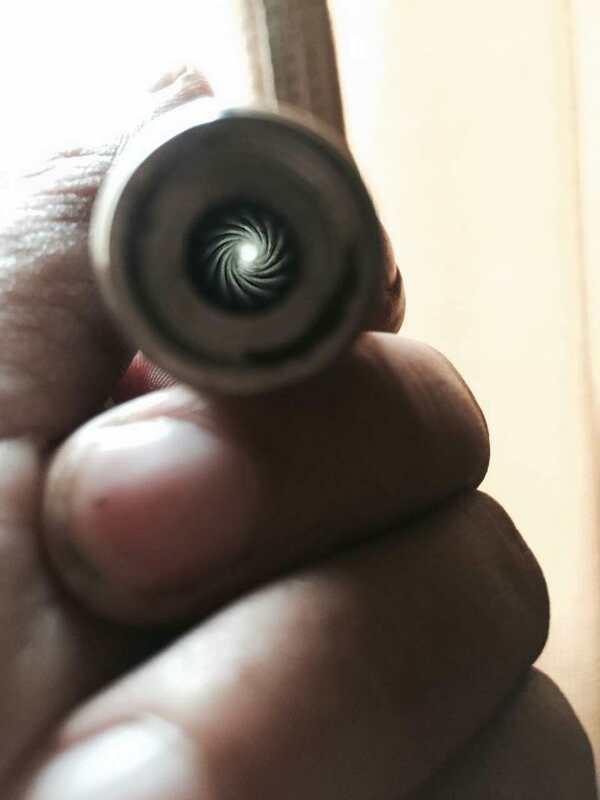 一根成品枪管,对着光观察,能清晰看到管壁内的膛线(李鹏程摄)