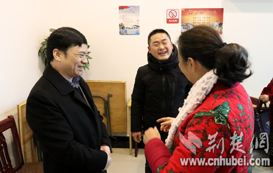 武汉新闻           马泽江征询社区取暖点群众对取暖工作的意见和