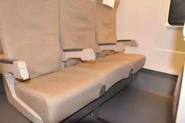 每排座位下都配有插座