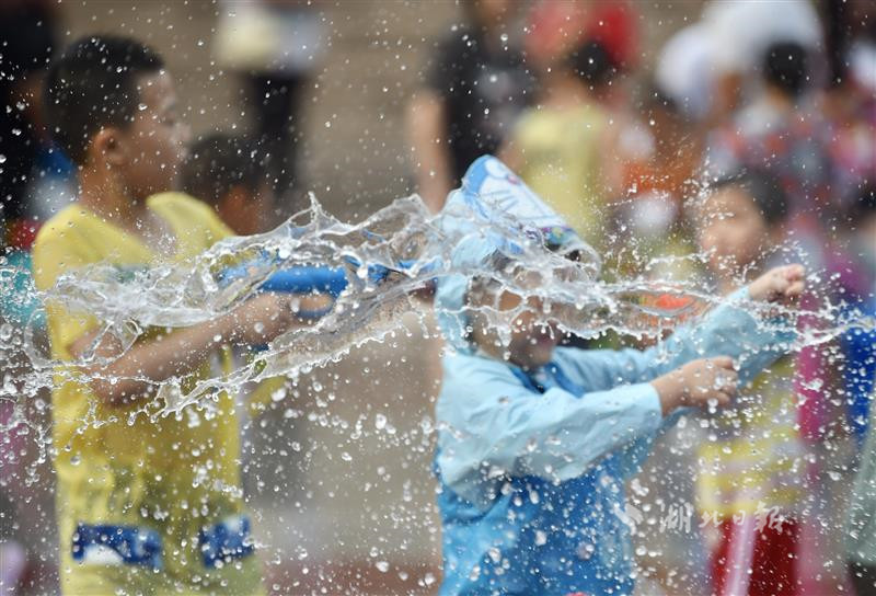 水枪泡泡大战这才是童年