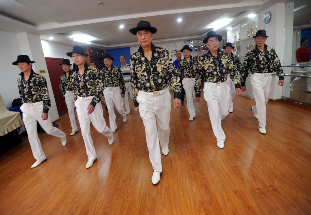 武汉这个男模天团火了!平均年龄68岁 全是大长腿的爹爹