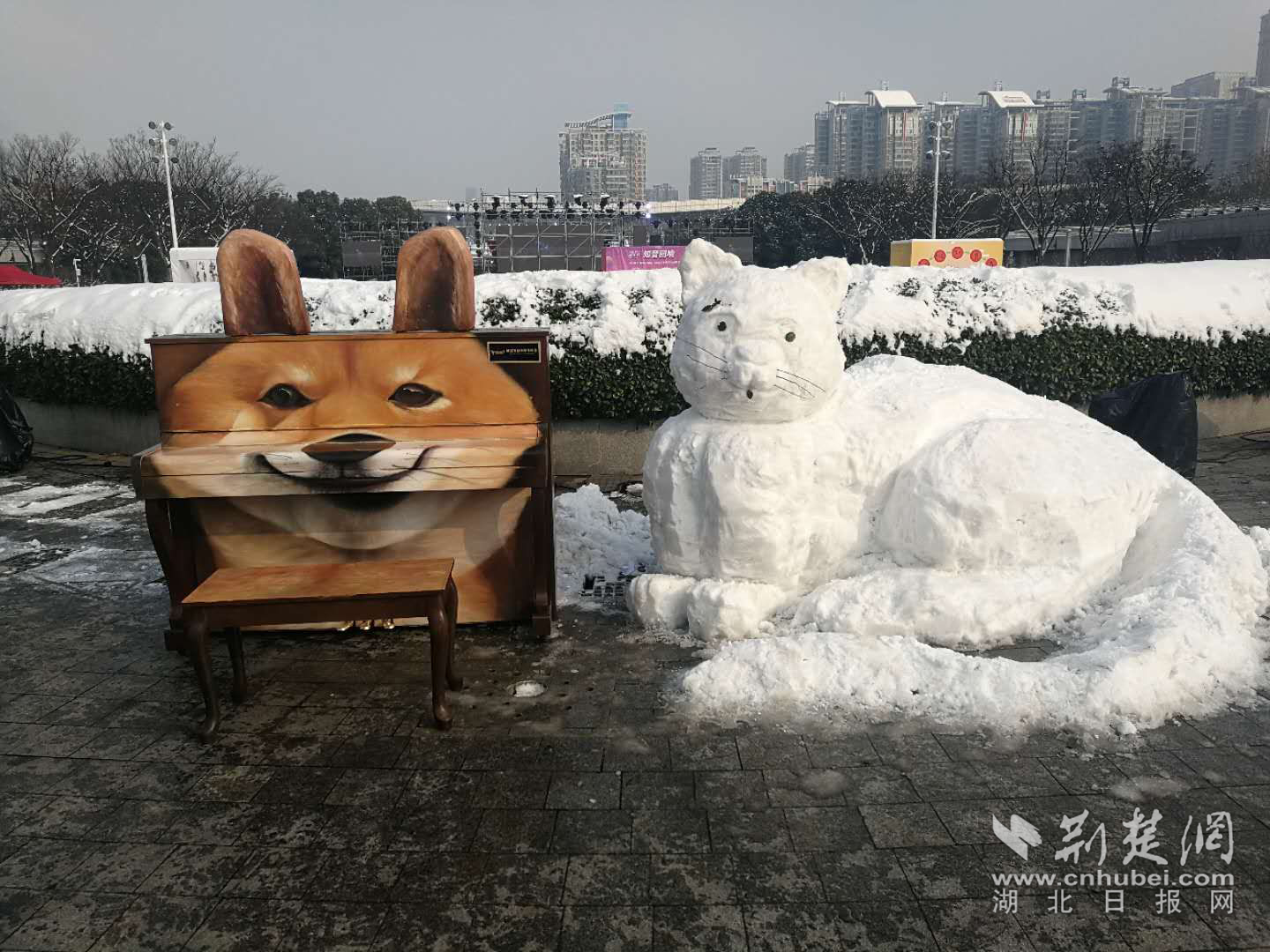 百架钢琴已经运抵现场,汉阳区调集工作人员,对琴台大剧院户外中央广场